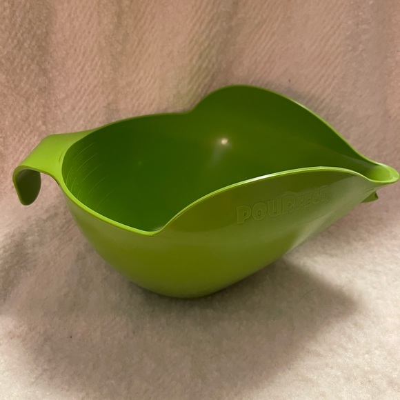 New POURfect Set of 2 Spill Poof Bowls w/Measurements inside of bowl - Picture 4 of 8